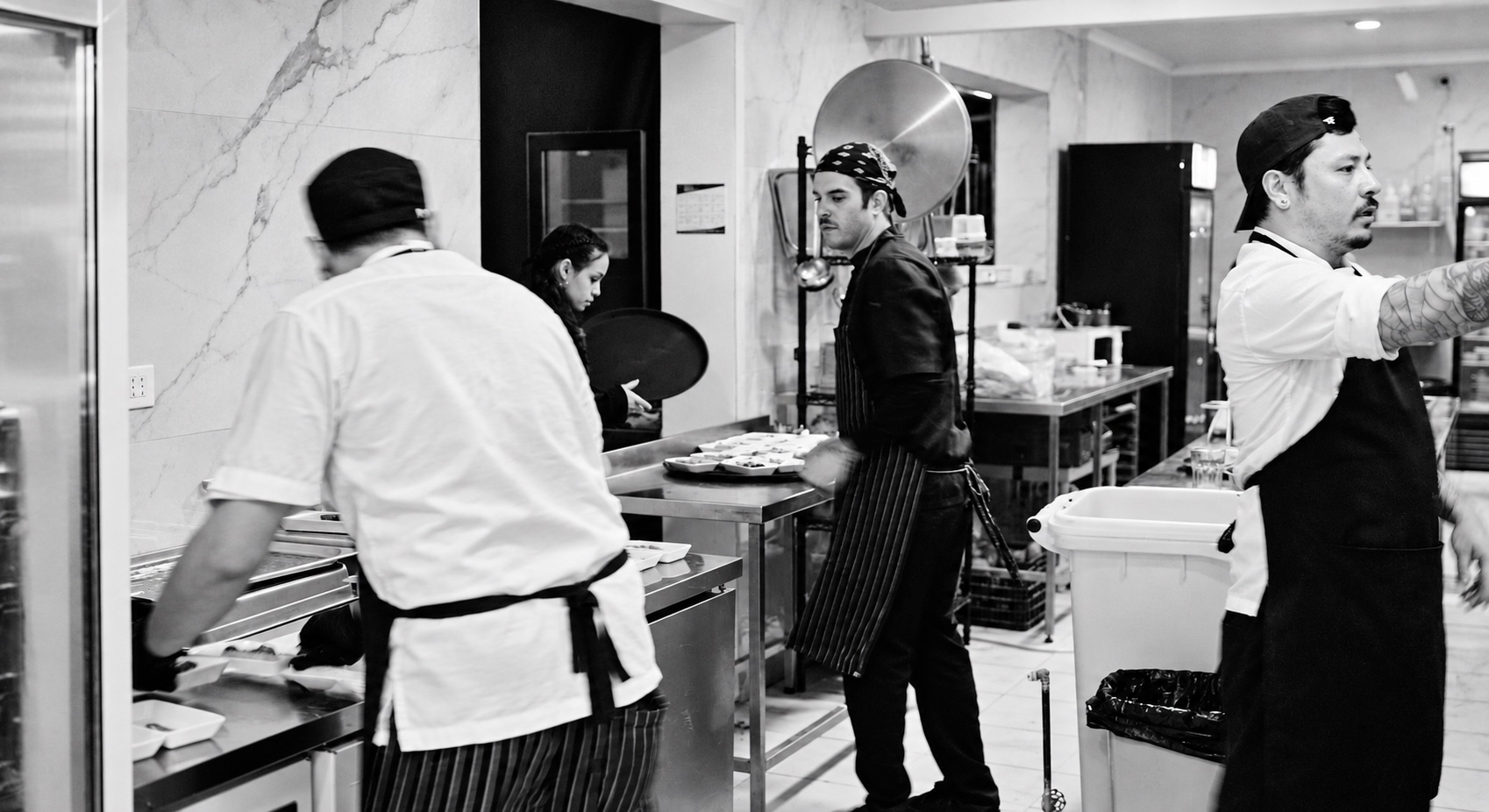 Equipo trabajando en una cocina profesional